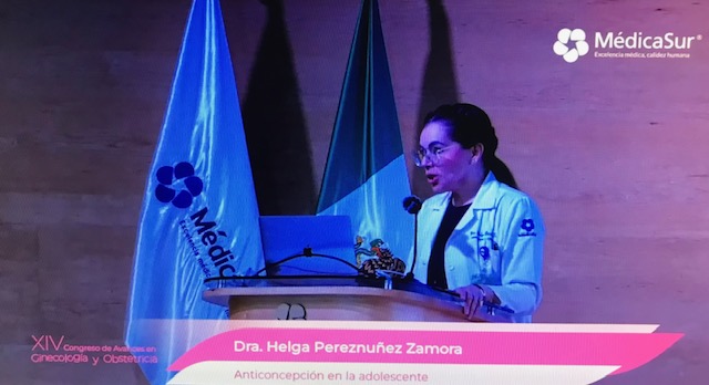 Dra. Helga Pereznuñez impartiendo conferencia médica